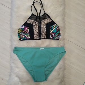 NWOT 2 piece bathing suit halter top design